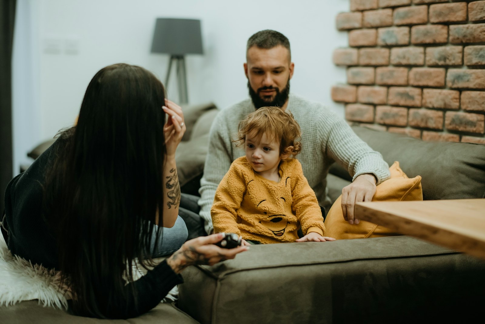Família usando vários dispositivos conectados em casa