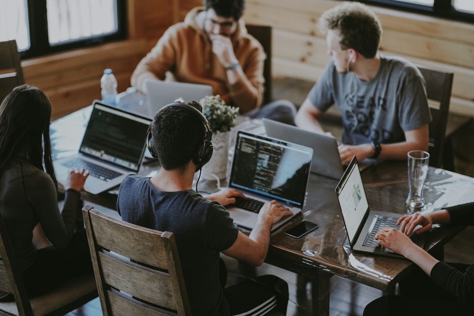 Equipe trabalhando em escritório corporativo