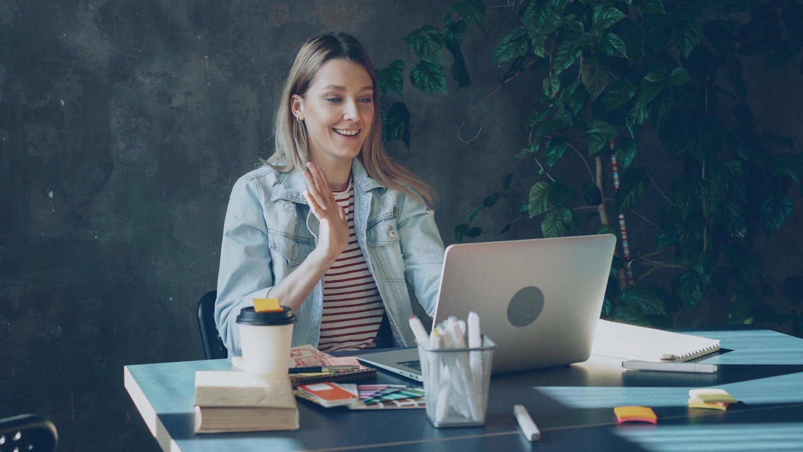 Pessoa em home office em videochamada