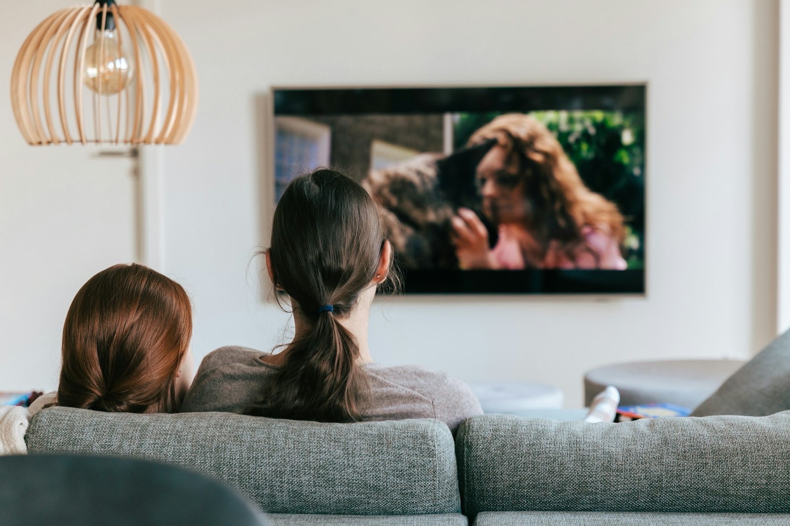 Família assistindo TV por streaming na sala